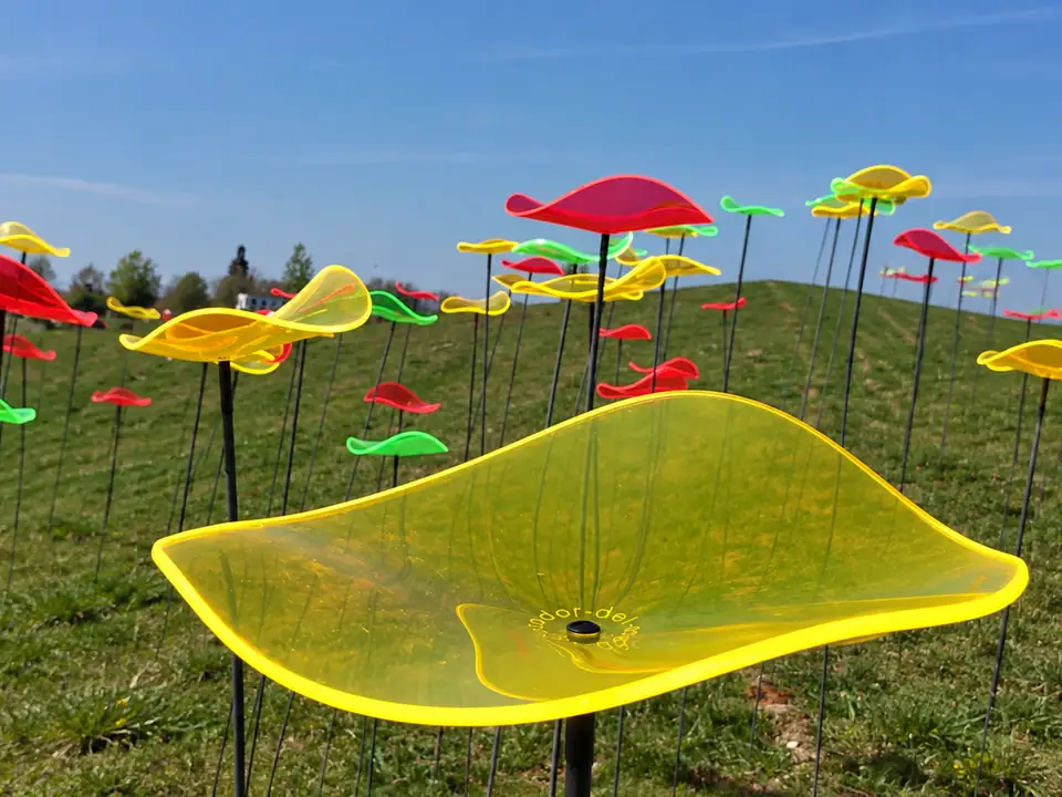 Farbige blütenförmige Sonnenfänger im Garten
